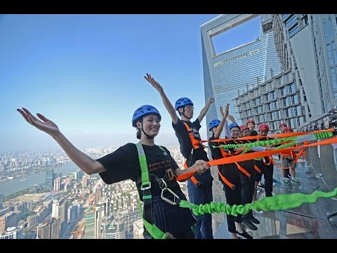Đi bộ trên gờ tường tòa nhà cao nhất Thượng Hải