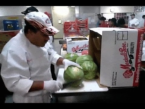 Tròn mắt với cách gọt trái cây bá đạo của người nước ngoài