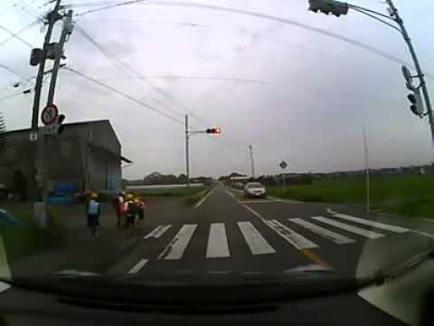 日本小孩過馬路真有禮貌