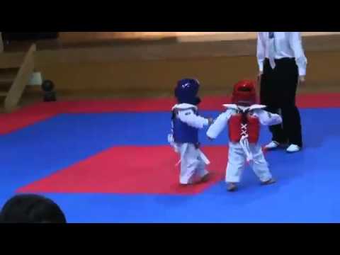 'Chết cười' với trận đấu Taewondo của võ sĩ nhí