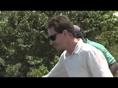 Liều mình nhảy xuống nước thách thức cá hổ ăn thịt