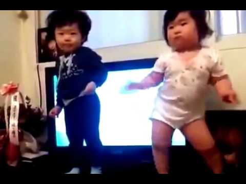 Điệu nhảy hài hước của 2 bé Hàn Quốc