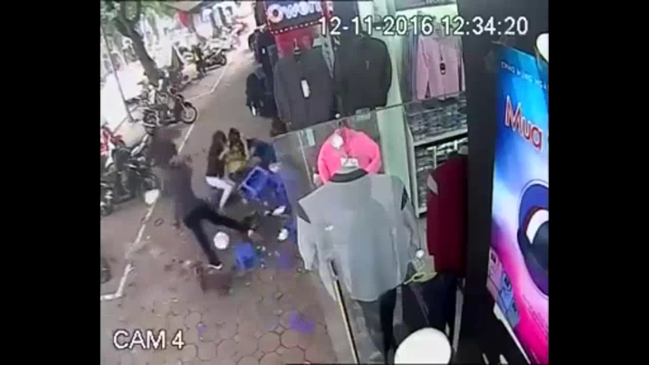  Đang ngồi ăn trên vỉa hè bị ống nước lớn rơi giữa mâm