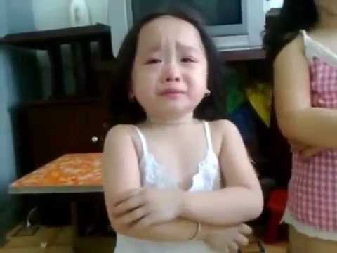 Cười bể bụng với bé cãi tay đôi với bố