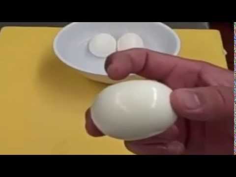 Mẹo bóc vỏ trứng cực nhanh, sạch chỉ trong 5 giây