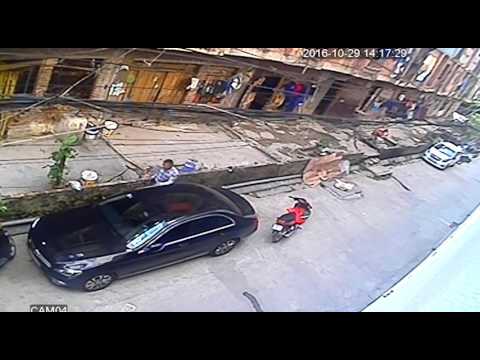 Tên trộm bẻ hai gương xe Mercedes C200 ở Hà Nội