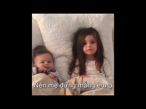Chị gái bảo vệ em trai trước mẹ siêu dễ thương