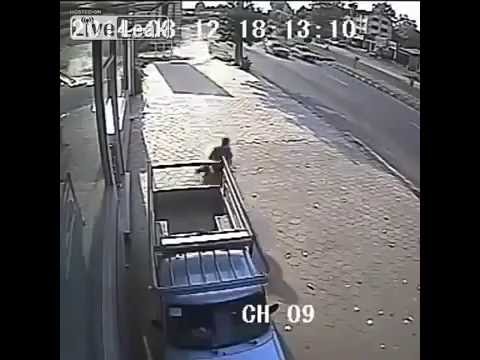 Xe máy lao với tốc độ kinh hoàng 200km/h đâm đuôi xe tải, 2 thanh niên chết tại chỗ