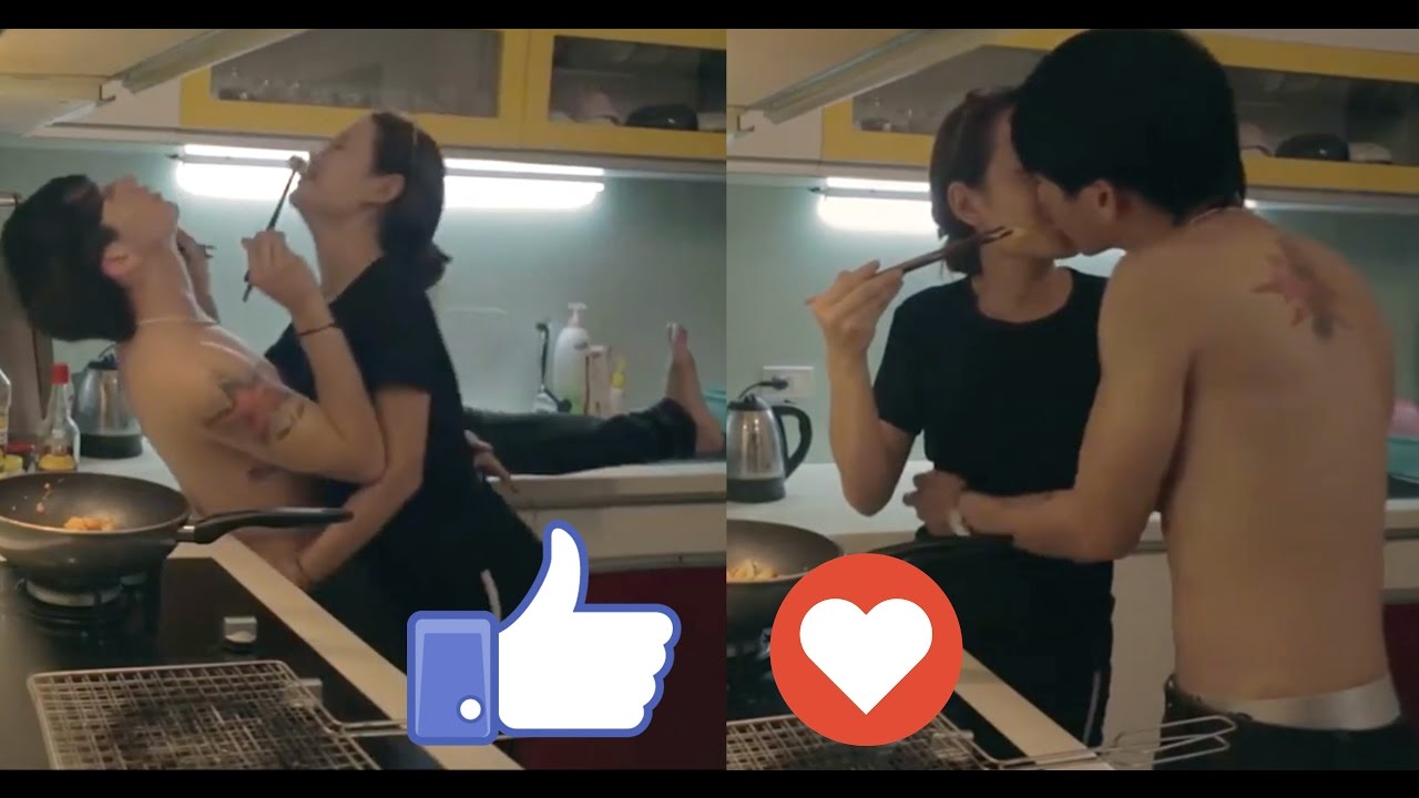Vừa nấu ăn, vừa nhảy, lại còn hôn nhau trong bếp. Cặp đôi đáng yêu thì không ai bằng!