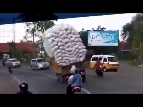xe chở hàng nặng lật nghiêng