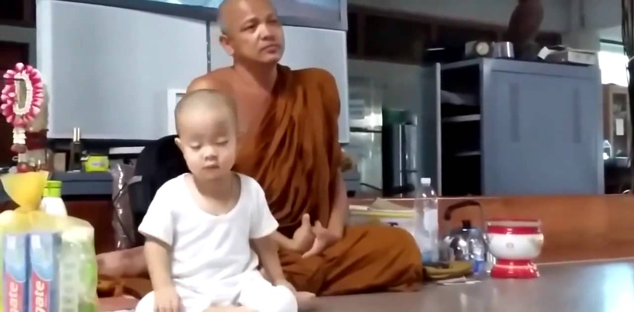 Sặc cười vì clip chú tiểu ngủ gục