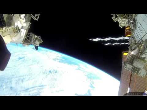 UFO màu bạc bay vọt qua Trạm Vũ trụ Quốc tế