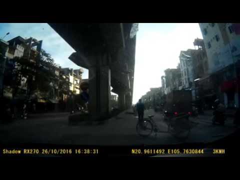 Xe máy đụng xích lô khiến phụ nữ ngồi sau văng vào xe tải.