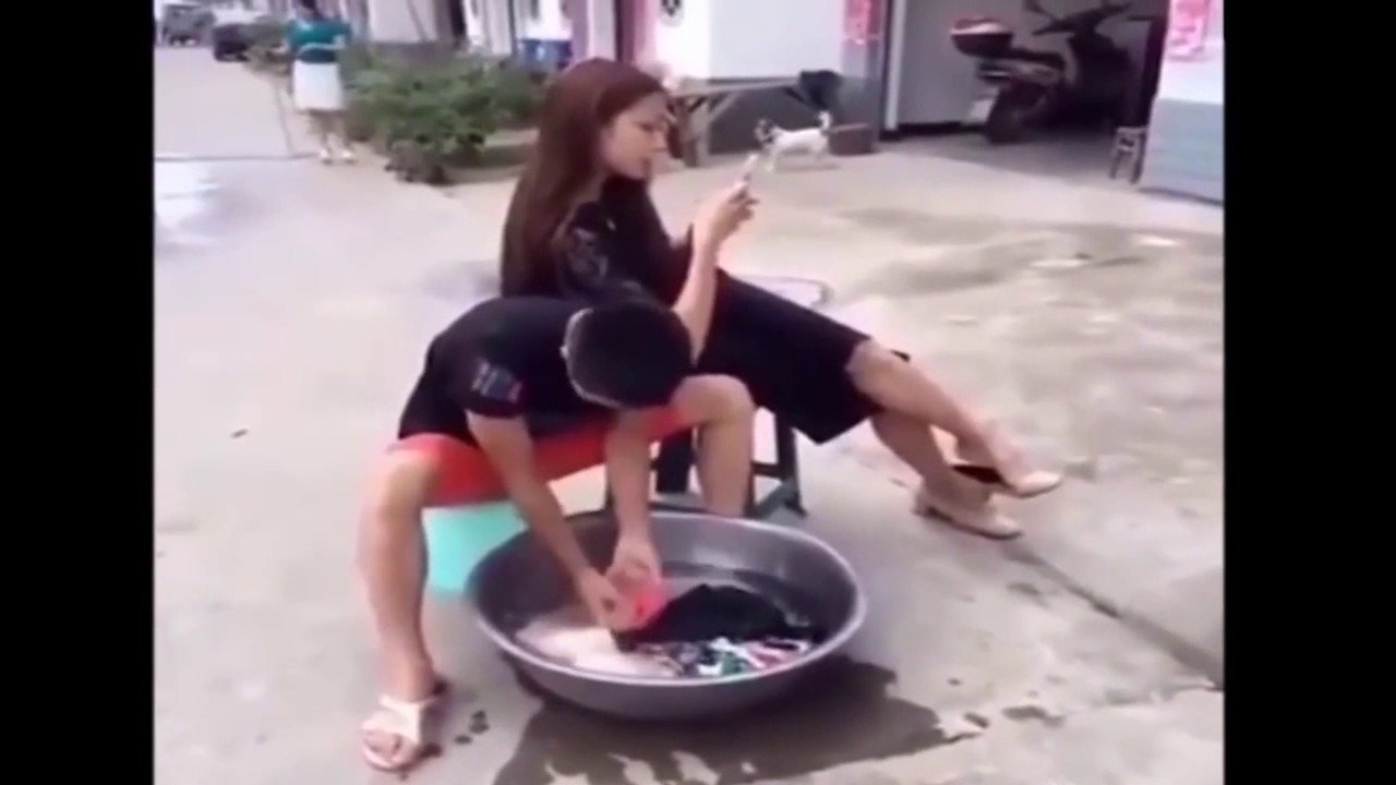 Người đẹp ngã sấp mặt khi đang ăn