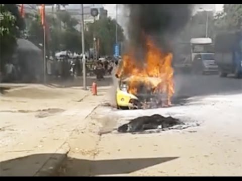 Xe taxi đang chạy phát nổ, bốc cháy ngùn ngụt trên đường phố Hà Nội