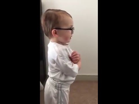Clip em bé chối tội khi bị mẹ mắng cực đáng yêu