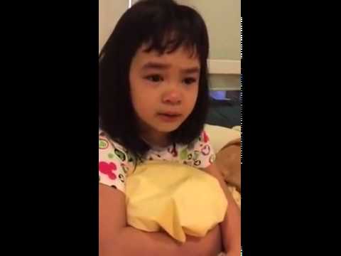 Bé gái khóc để xin mẹ được nghỉ học