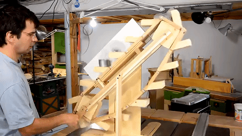 Lò xo xoắn ốc Slinky chạy liên hồi cực ấn tượng
