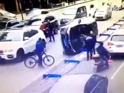 Video ôtô húc đuôi BMW rồi tự "ngã chỏng vó lên trời" 