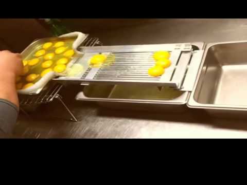 Chỉ là lấy lòng đỏ trứng gà thôi mà
