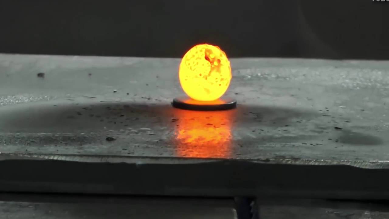 Cho một viên bi sắt nung đỏ vào máy ép thủy lực 500 tấn, điều gì sẽ xảy ra?