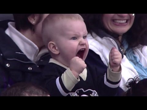 Màn cổ động siêu dễ thương của các baby đam mê bóng đá