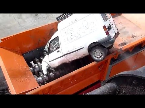 Kinh hoàng cỗ máy nghiền nát cả một chiếc xe hơi "dễ như mía"