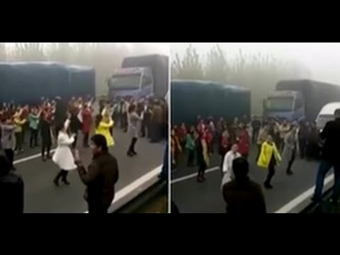 Kẹt xe hàng giờ, phụ nữ Trung Quốc bật nhạc nhảy flashmob