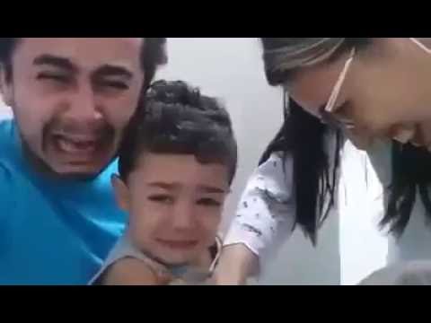 Con trai đi tiêm thuốc mà bố khóc to hơn cả con cơ 