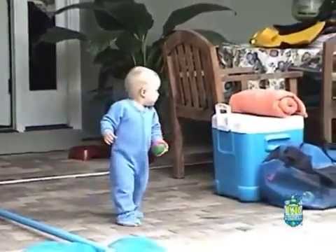 Sốc em bé rơi xuống hồ bơi ...và cái kết ?