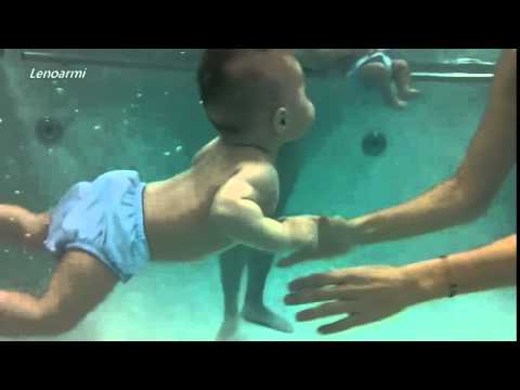 Tập bơi cho những bé 4 tháng tuổi cực cute