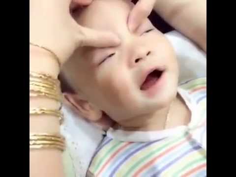 Phì cười với biểu cảm bé trai khi được mat-xa