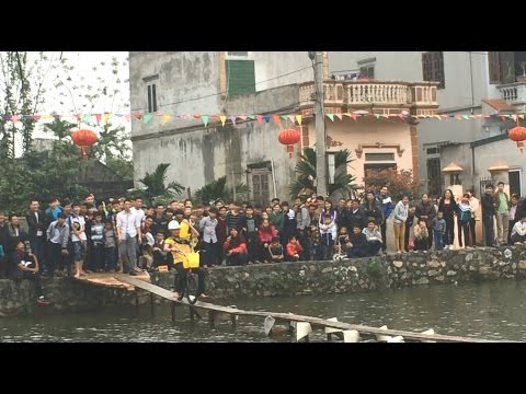 Siêu hài hước: Đi xe đạp trên cầu gỗ