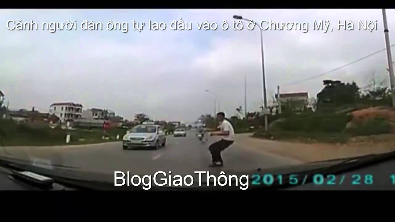 Cảnh người đàn ông tự lao đầu vào ô tô ở Chương Mỹ, Hà Nội