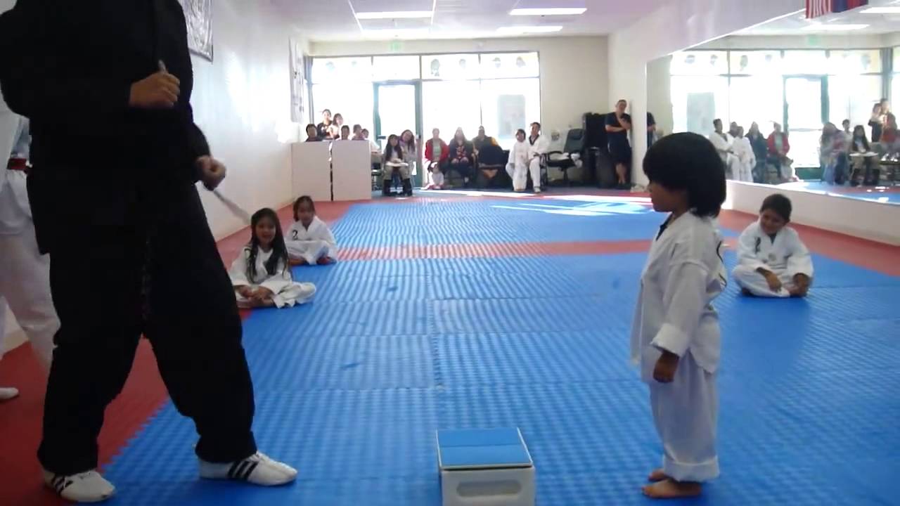 cậu bé nhập môn karate hài cực...thu hút hơn 6tr lượt xem..