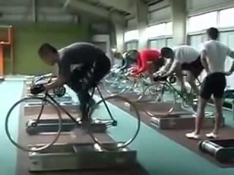 VĐV tập đua xe đạp với tốc độ nhanh như điện