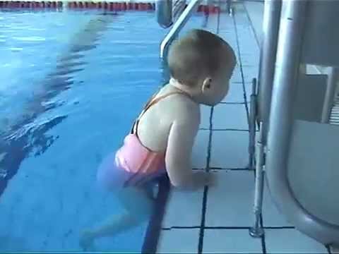 Kinh ngạc em bé mới 21 tháng tuổi biết bơi cực siêu