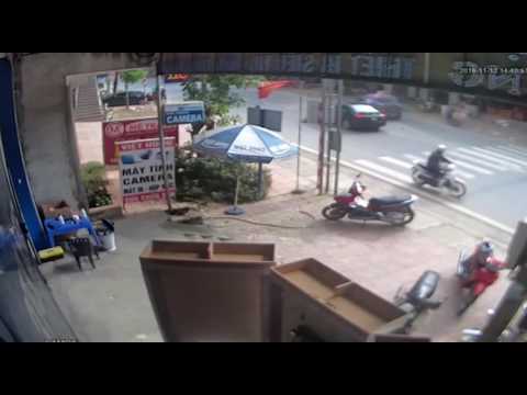 Ôtô chạy ngược chiều hất tung hai người đi xe máy lên trời ở Hà Giang