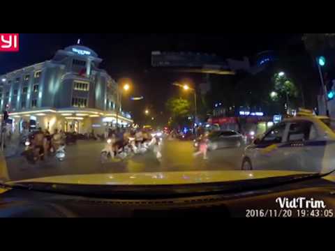  Cô gái buông tay em bé giữa đường vì nhiều xe