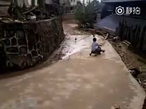 Tay lái nhí drift với xe lắc
