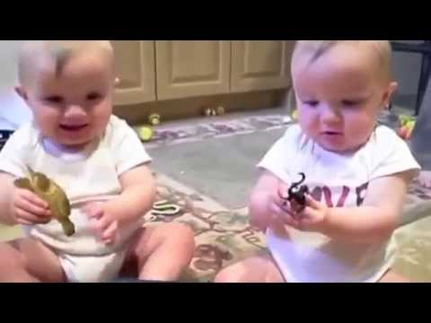 2 bé sinh đôi hắt xì bắt chước bố mắc cười, dễ thương vô cùng