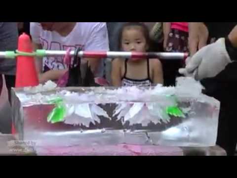 Khắc hoa trong tảng đá đóng băng của một người Nhật