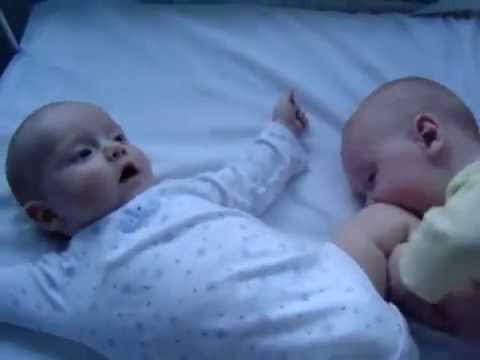 Video vui nhộn em bé "cạp" chân chị gái sinh đôi dễ thương của mình.
