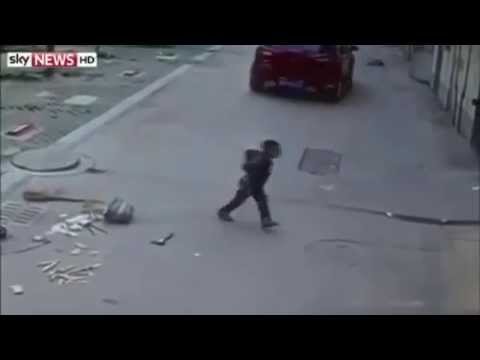 Bị ô tô cán qua, bé 6 tuổi thoát chết thần kỳ