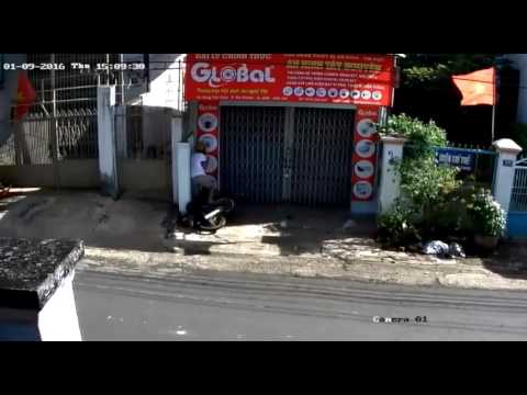 Nam thanh niên lao xe máy 'hôn' tường nhà dân