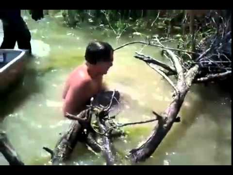 Kinh ngạc với màn bắt cá khổng lồ bằng tay điệu nghệ 
