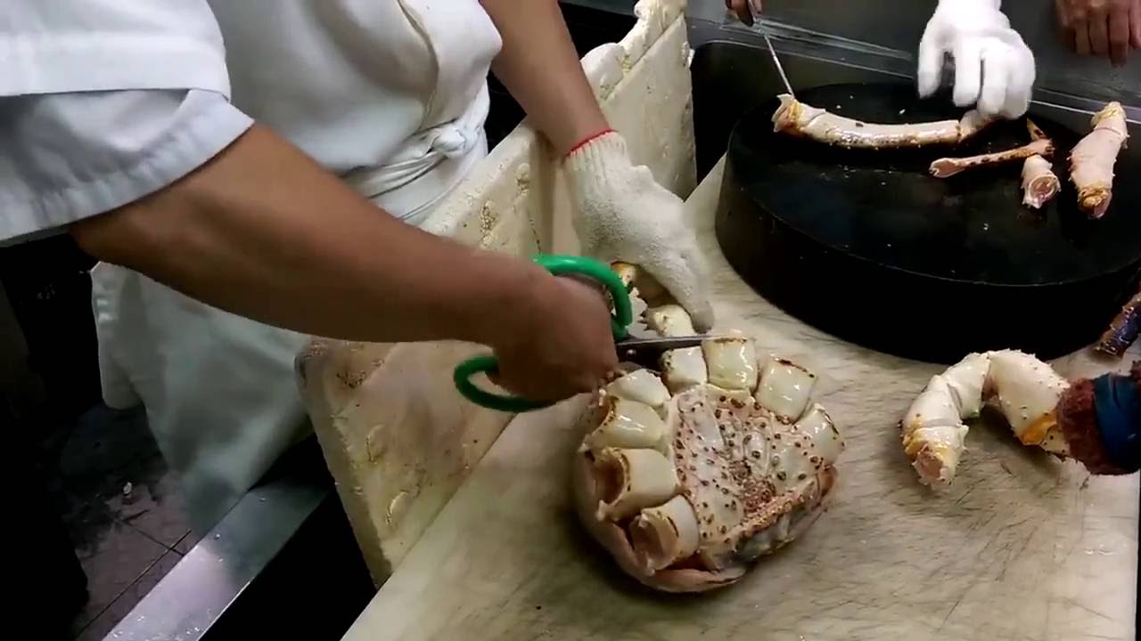 Cận cảnh quá trình chế biến cua Hoàng Đế khổng lồ