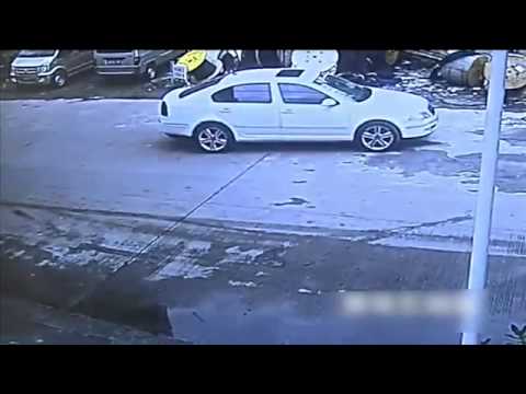 Bị ô tô đâm thẳng vào người, cậu bé 3 tuổi may mắn sống sót