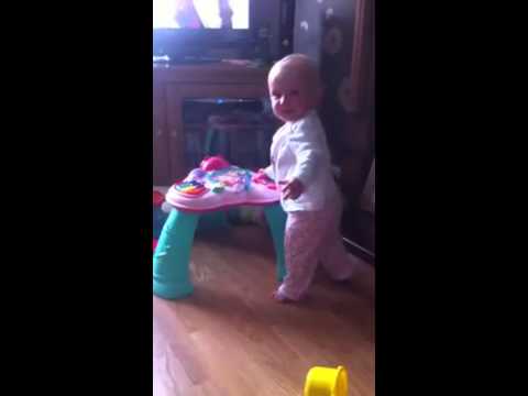Funny: Em bé hắt xì ngã lăn ra