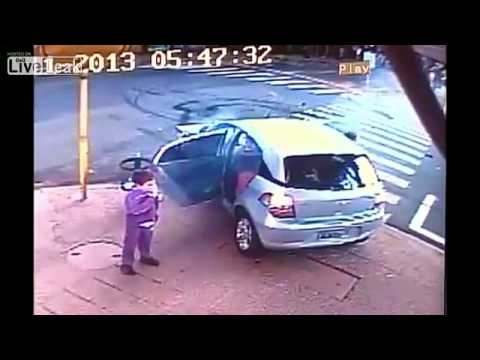 Người phụ nữ đi đường bị thổi bay bởi taxi